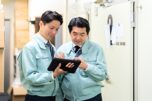 若手とベテランがタブレットを見ながら作業手順を確認している
